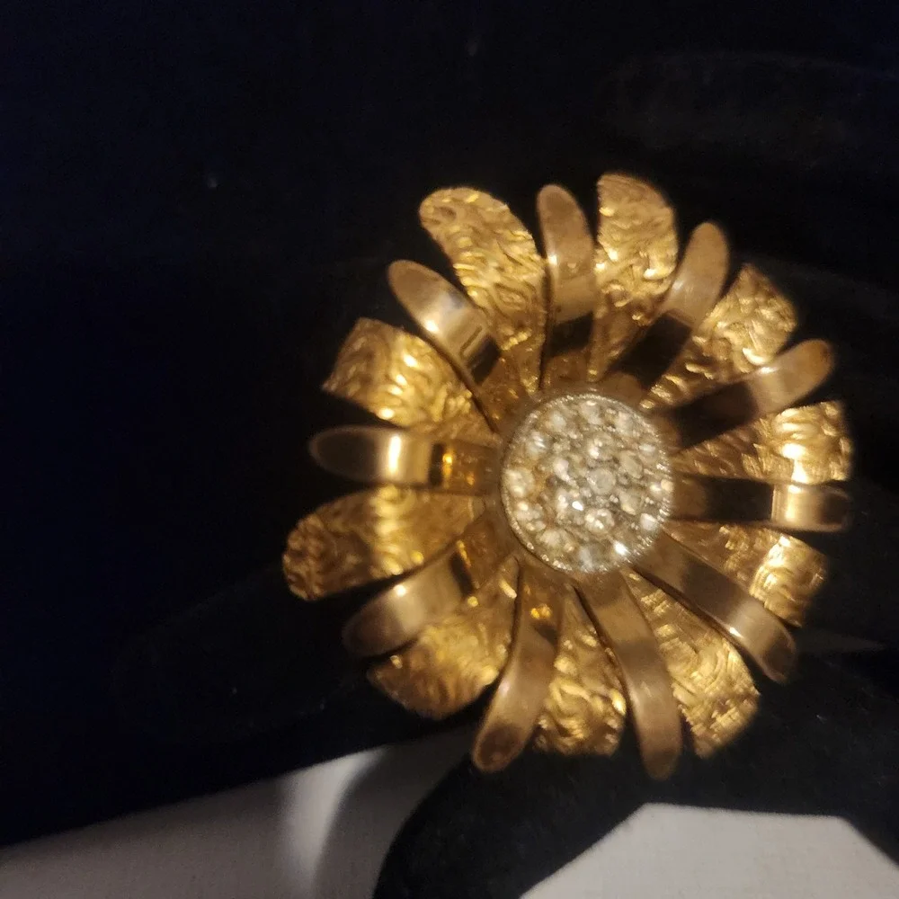 Vintage Gold Tone Textured Flower Brooch Clear Rhinestone Center Floral Pin 2